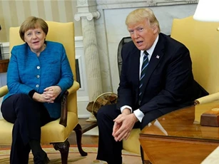 Trump cố tình từ chối bắt tay Merkel tại Nhà Trắng