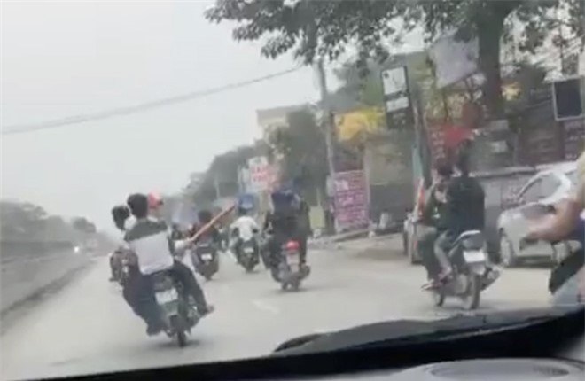 Xác minh nhóm thanh niên đi xe máy đánh võng trên quốc lộ