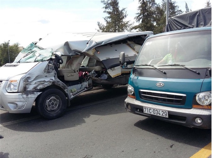 Xe khách tông container trên cầu Rạch Miễu, 2 người chết tại chỗ