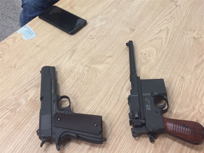 2 khẩu súng ngắn 'ẩn nấp' trong hành lý khách ở Tân Sơn Nhất