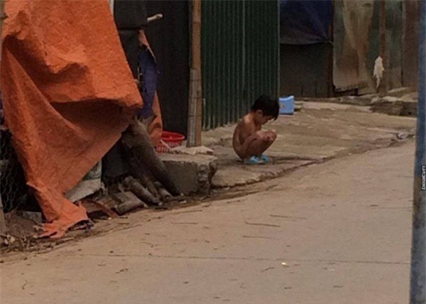 "Ác mẫu" bạo hành, bắt con cởi quần áo, dầm mình trong mưa rét