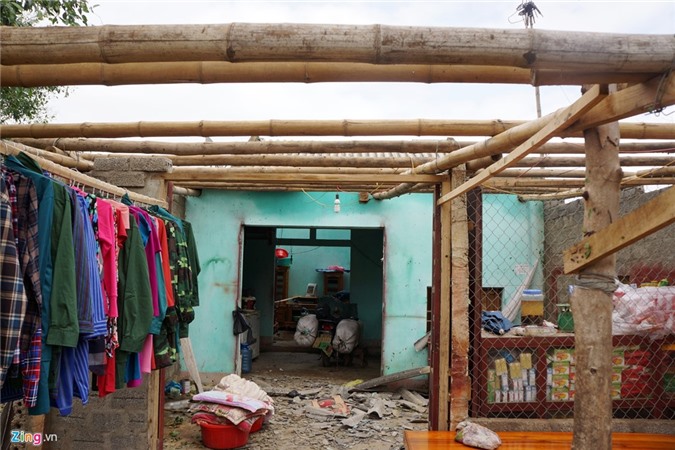 Cây cối ngổn ngang, cột điện gẫy đổ sau trận mưa đá kinh hoàng