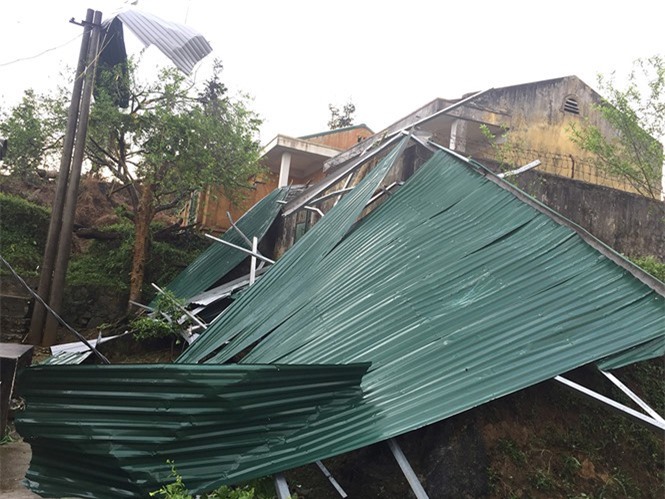 Lốc xoáy kinh hoàng, gần 100 nhà dân bị tốc mái ở Lào Cai