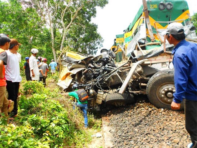 Tàu hỏa tông xe tải 2 người tử vong: Đình chỉ nhân viên gác chắn