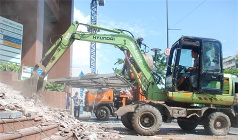 Tiếp tục 'cuộc chiến vỉa hè', đập bỏ bậc tam cấp trên phố Nguyễn Huệ