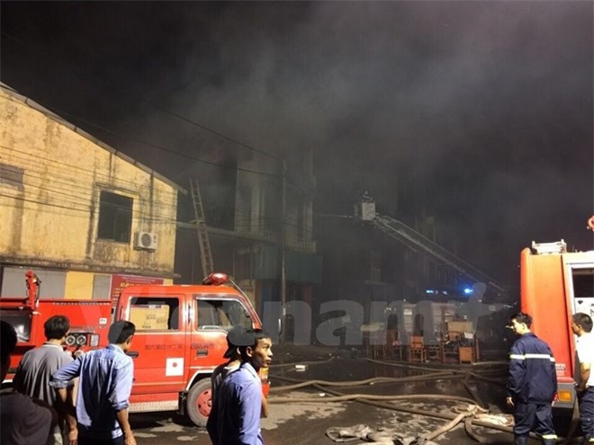 Đang cháy lớn, lửa ngùn ngụt tại xưởng sản xuất giấy ở Bắc Ninh