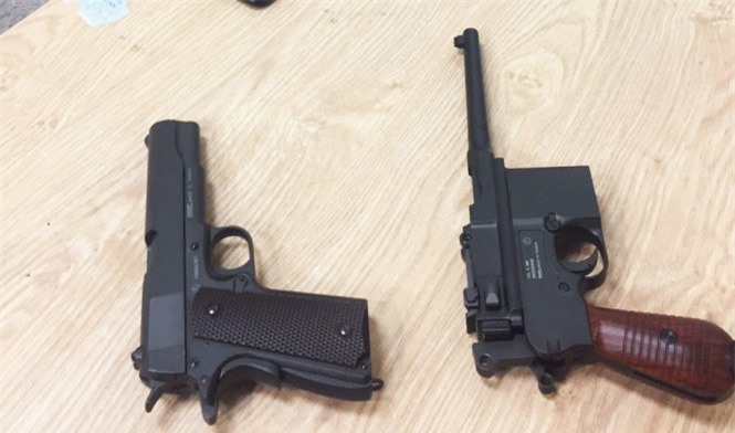 Hành khách mang 2 khẩu súng từ Hồng Kông về Việt Nam