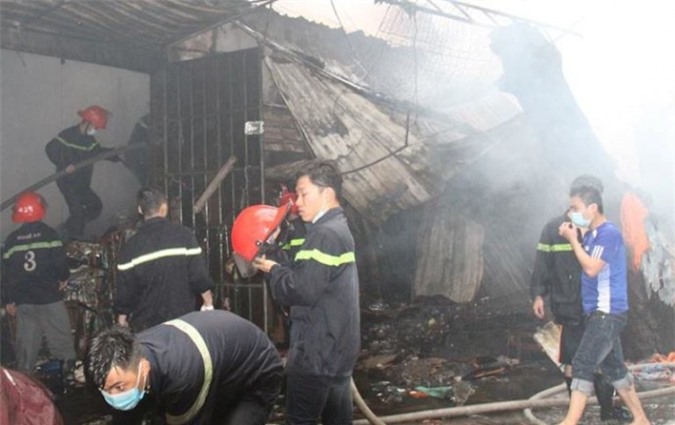 Hiện trường kinh hoàng vụ cháy kho phế liệu ở Nghệ An