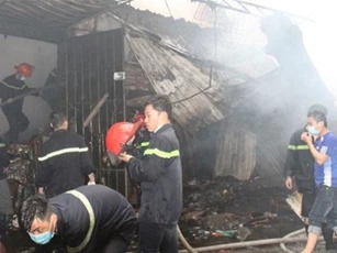 Hiện trường kinh hoàng vụ cháy kho phế liệu ở Nghệ An