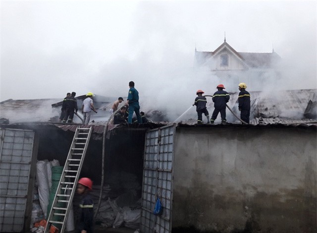 Nghệ An: 15 kho hàng bị thiêu rụi thành tro lúc rạng sáng