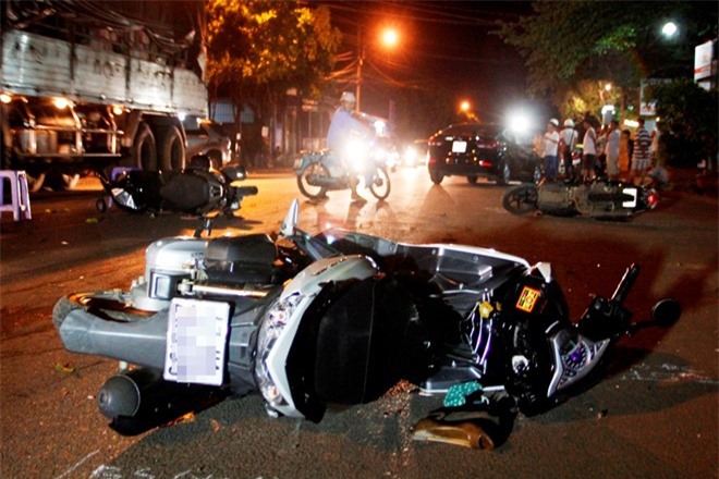 Ôtô tông liên hoàn 3 xe máy, thai phụ nguy kịch