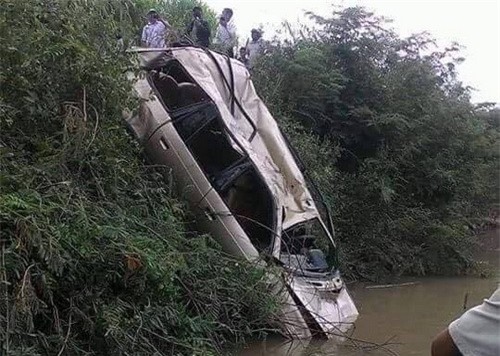 Phát hiện ôtô 7 chỗ cùng người đàn ông tử vong dưới sông La Ngà