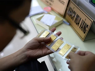 Vàng lặng sóng chờ thời