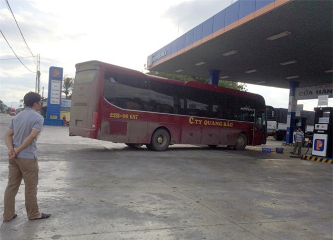 Xác minh tài xế xe khách vừa lái xe vừa mở điện thoại chơi game