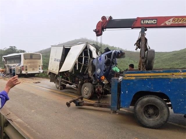 Xe khách tông trực diện ôtô tải, 14 người thương vong