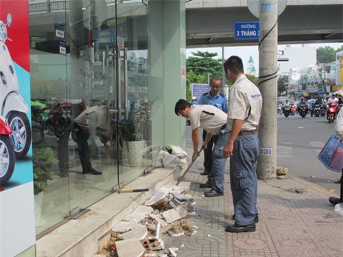 Xử phạt lấn chiếm vỉa hè: Quận 10 tháo dỡ hơn 160 bậc tam cấp