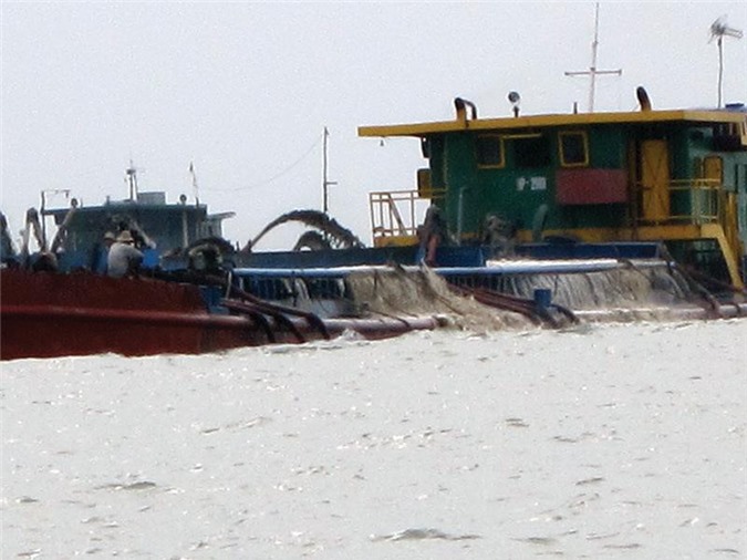 'Cát tặc' hoành hành, Thủ tướng yêu cầu dừng cấp phép nạo vét sông