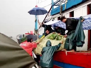 Đứt dây tời kéo lưới, 2 ngư dân thương vong