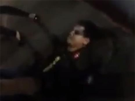 Hà Nội: Thanh niên liều lĩnh tông cảnh sát cơ động bất tỉnh