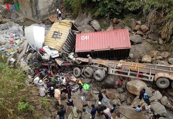 Hiện trường kinh hoàng vụ container đâm xe tải lao xuống vực sâu 30m