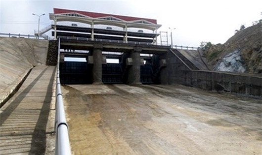 Khởi tố vụ án thanh niên say xỉn, xả lũ gây thiệt hại nặng nề