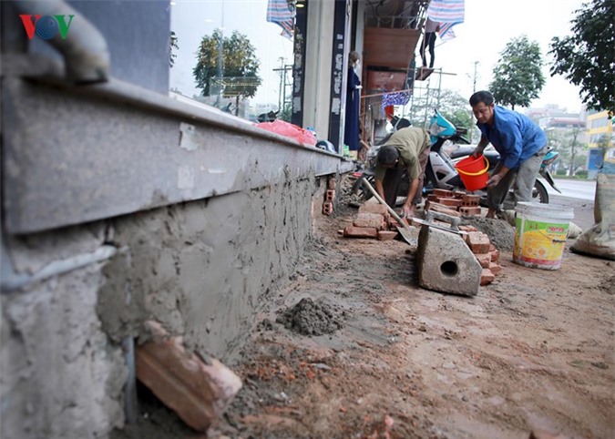 Người dân Xã Đàn khắc phục bậc tam cấp sau khi bị xử lý vi phạm