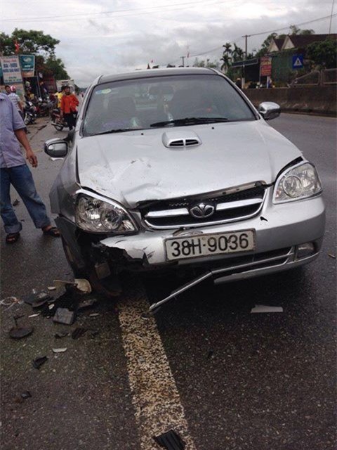 Ôtô húc bay xe máy, con tử vong mẹ nguy kịch