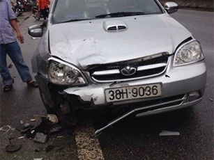 Ôtô húc bay xe máy, con tử vong mẹ nguy kịch