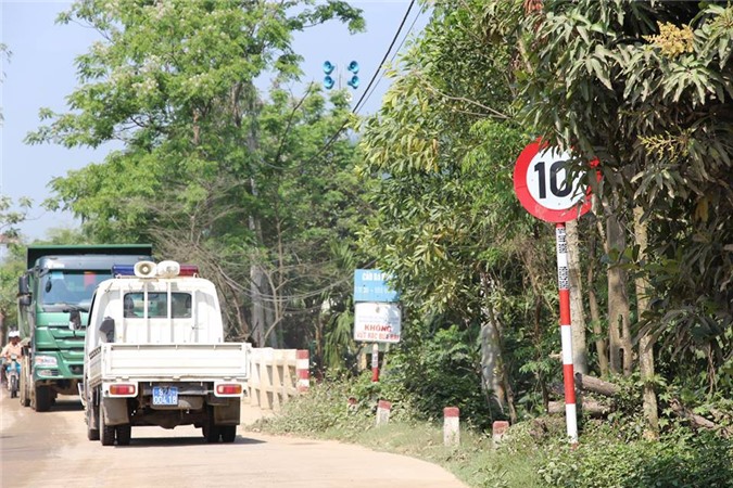 Quảng Nam: Xe CSGT "nhường đường" cho xe quá tải qua cầu
