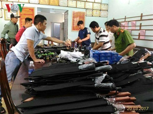 Triệt phá đường dây mua bán 'vũ khí nóng' trên mạng xã hội