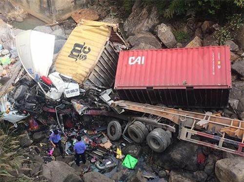 Container và xe tải rơi xuống suối, 4 người trọng thương