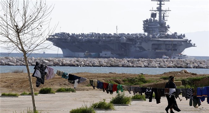 20 tàu Iran "bao vây" tàu sân bay Mỹ ở eo biển Hormuz