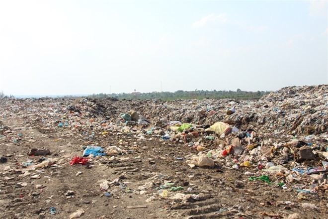 Bàng hoàng thi thể bé sơ sinh 7 tháng tuổi trong bãi rác