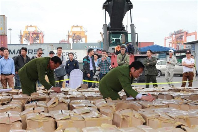 Cận cảnh mở container chứa gần 3 tấn lá Khat