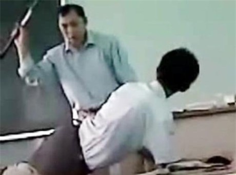 Chào thầy dạy toán bằng tiếng anh, nam sinh bị đánh không thương tiếc