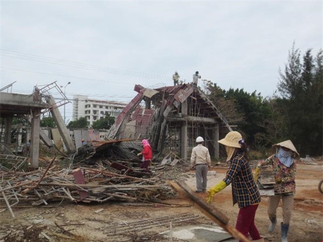 Cổng trường đổ sập, 2 công nhân nhập viện cấp cứu