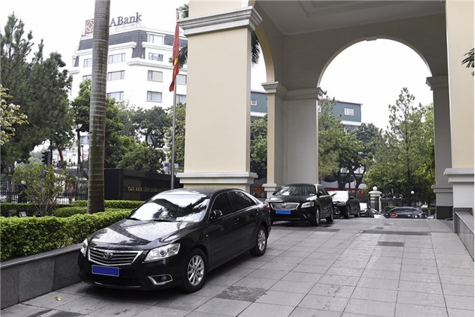 Hà Nội siết việc sử dụng nhà đất công, ôtô công