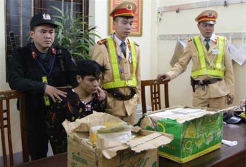 Lạng Sơn: Bắt đối tượng vận chuyển 73 bánh heroin