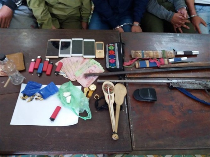 Nghệ An: Bắt đường dây buôn ma túy "găm" vũ khí nóng