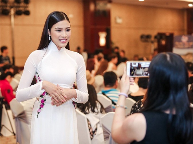 Nguy&#x1EC5;n Th&#x1ECB; Th&#xE0;nh b&#x1ECB; t&#x1B0;&#x1EDB;c danh hi&#x1EC7;u, &quot;hot&quot; h&#x1A1;n c&#x1EA3; hoa h&#x1EAD;u?