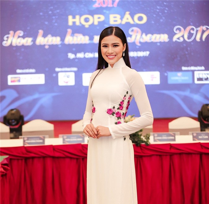 Nguyễn Thị Thành diện áo dài, rạng rỡ đi sự kiện