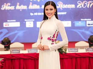 Nguyễn Thị Thành diện áo dài, rạng rỡ đi sự kiện