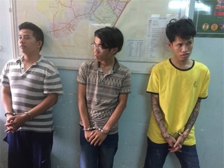 Nhóm đối tượng chuyên bán lẻ ma túy, thủ sẵn súng