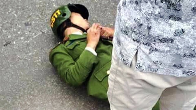 Thanh niên vượt đèn đỏ tông cảnh sát Hải Phòng ngã gục
