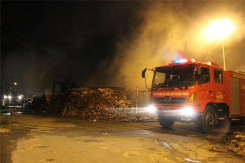 TP. HCM: Bà hỏa 'nuốt' gọn xưởng gỗ hơn 1.000m2