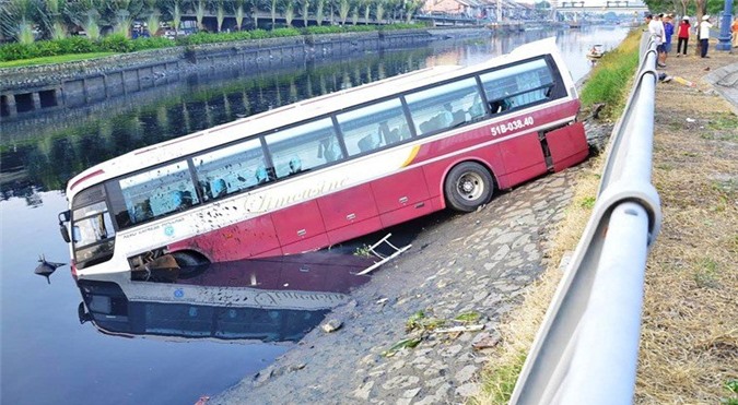 Xe khách 50 chỗ lao xuống kênh Tàu Hủ - Bến Nghé