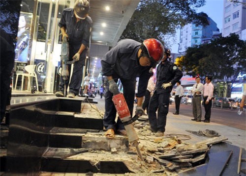 Xử phạt lấn chiếm vỉa hè: Quận 1 phá bậc thềm khách sạn 5 sao