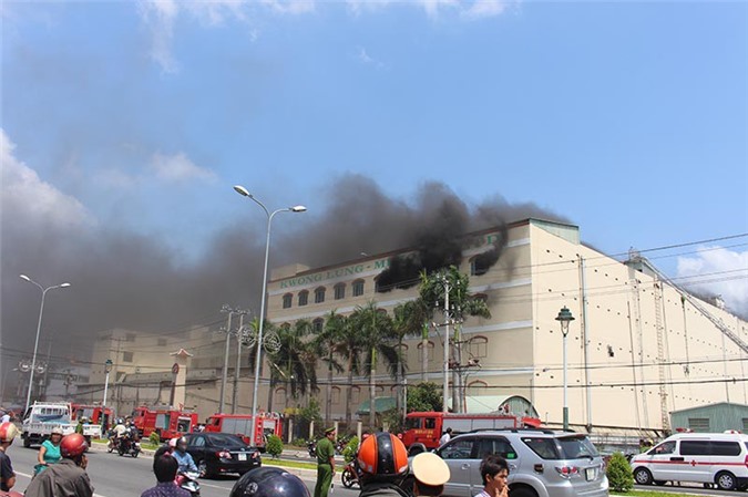 Cháy công ty may mặc, hàng nghìn công nhân bỏ chạy tán loạn