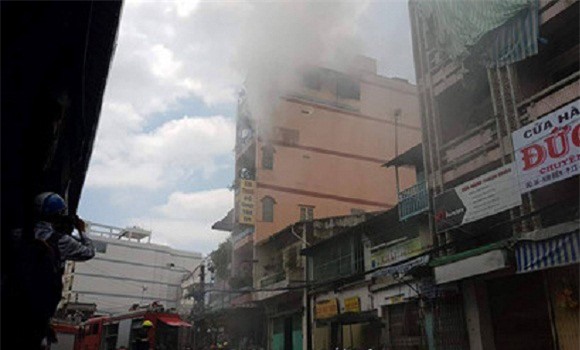 Cháy dữ dội ở nhà 6 tầng gần chợ hóa chất Kim Biên 