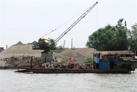 Chủ tịch Hà Nội yêu cầu xử nghiêm nạn "cát tặc"